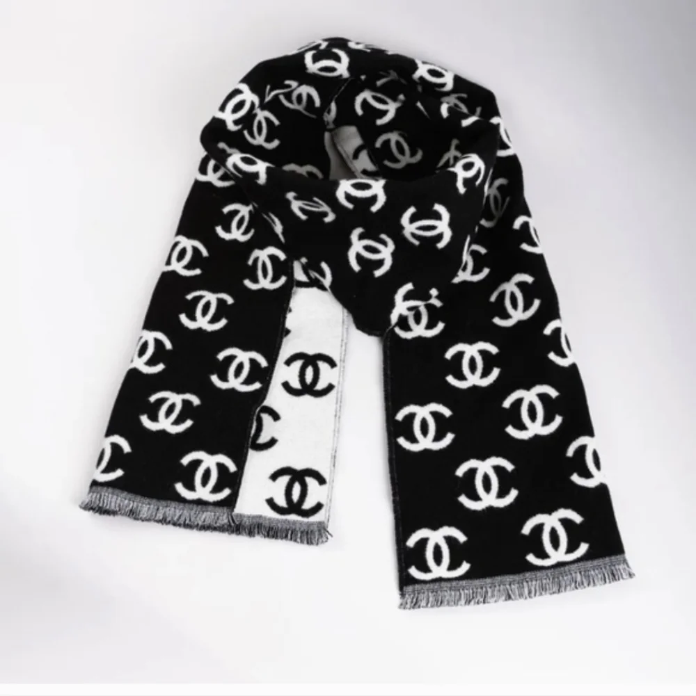 New!!! Authenticated CHANEL CC Reversible Cashmere & Wool Scarf WRAP BLACK WHITE - Picture 7 of 16